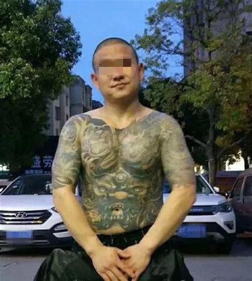 男持刀追砍一骑电动车白衣男,反被砍身亡的刑事案件引起社会广泛关注