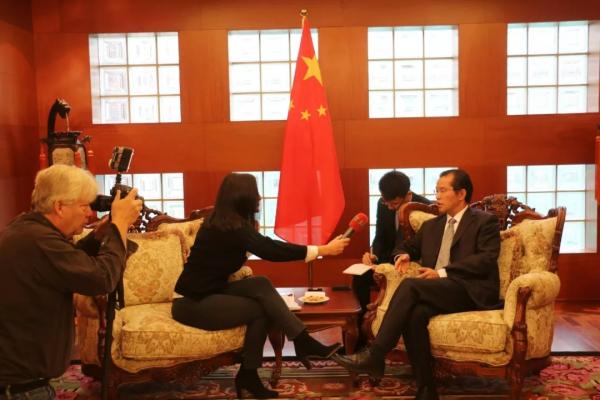 中国驻瑞典大使:中国游客没犯法为何遭警察粗