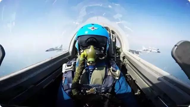 颜值高,开舰载机,与航母同框——来当海军飞行员吧!