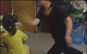 抽耳光、拿扫帚抽打、拉拽头发,甚至将女孩推到在地用脚蹬踏,手段之残忍让人触目惊心。 抽耳光、拿扫帚抽打、拉拽头发,甚至将女孩推到在地用脚蹬踏,手段之残忍让人触目惊心。