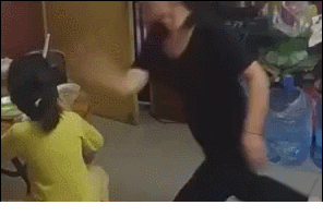 女孩被抽耳光、拉拽头发 女孩被抽耳光、拉拽头发