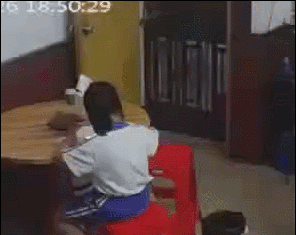 拉拽女孩头发拖倒在地 拉拽女孩头发拖倒在地