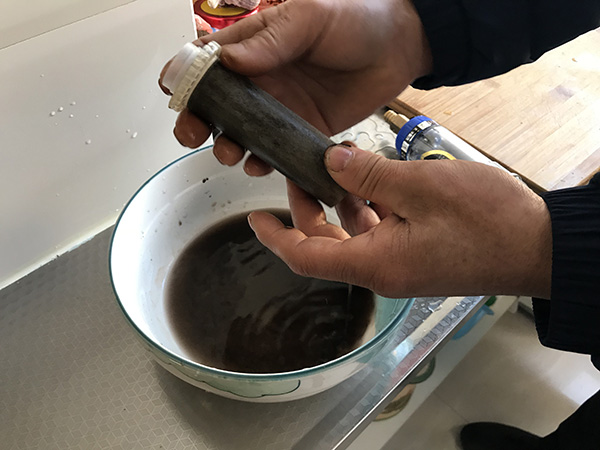旗凯丽园居民清理净水器。