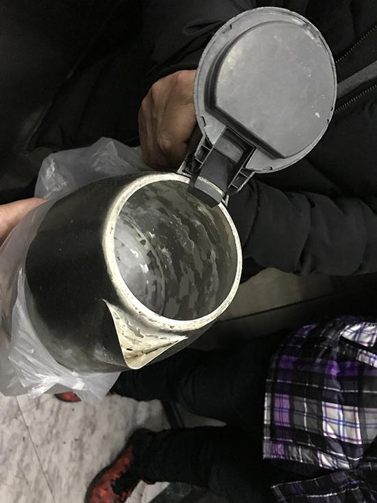 红星凯悦居民家中的烧水壶。