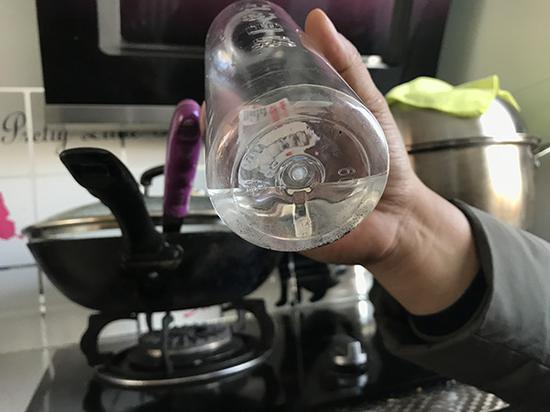 旗凯丽园小区居民饮用水中有黑色颗粒。 文中图片均为 澎湃新闻记者 于亚妮 图