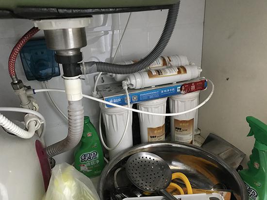 居民家中的净水设备各式各样。