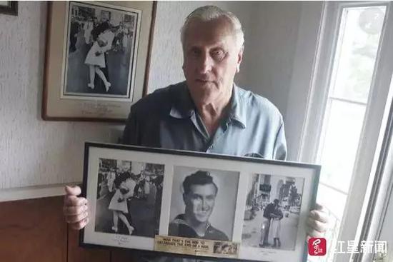 2009年,乔治手持自己的照片。图片来源:美联社