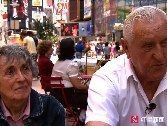 2012年,格丽塔和乔治在当时拍摄照片的时报广场重聚。图片来源:CBS