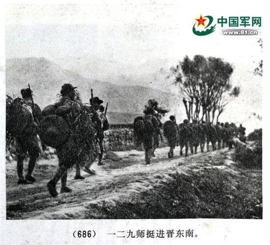 1937年10月八路军一二九师东渡黄河挺进晋东南时的官兵着装,据《中国人民解放军历史资料图集》第二册第27页。