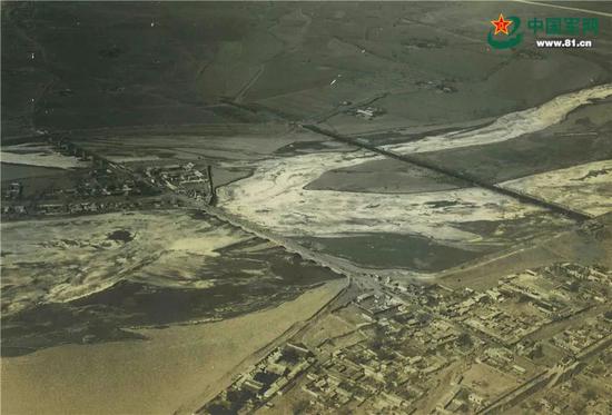 卢沟桥航拍照,右上为京汉线铁路桥。