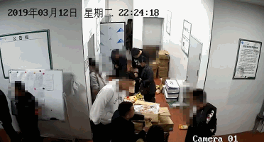 发布会通报:经调查,文某某、王某某等3人于12日晚10时许,强行进入小学,撕破部分食材包装,抛洒踩踏食材,就地取物撒在食材上(姜黄粉撒在鸡翅,毛肚上撒红曲米),改变食材原有形态,并故意摆拍成照片视频,上传到网上。 发布会通报:经调查,文某某、王某某等3人于12日晚10时许,强行进入小学,撕破部分食材包装,抛洒踩踏食材,就地取物撒在食材上(姜黄粉撒在鸡翅,毛肚上撒红曲米),改变食材原有形态,并故意摆拍成照片视频,上传到网上。