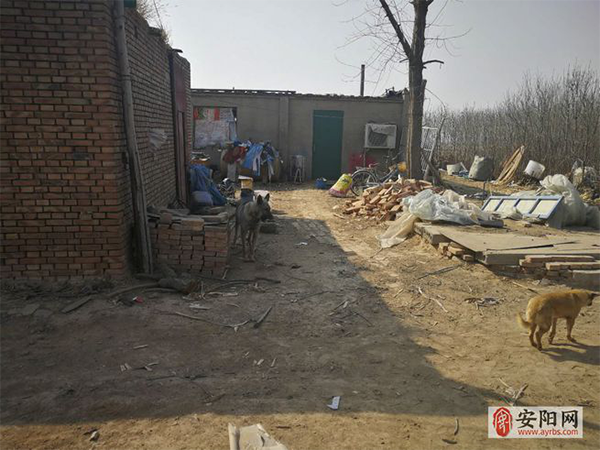 安装蓝色门的房间就是田英俊曾经住了7、8年的房间。