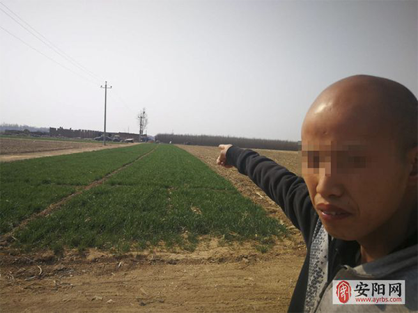 田英俊不敢走近自己曾经生活的地方,只是远远地给记者指了下。