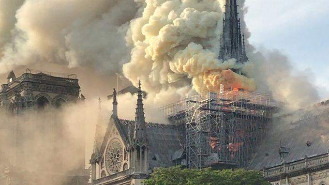 巴黎圣母院遭遇大火受损严重 马克龙：将重建_邵商网