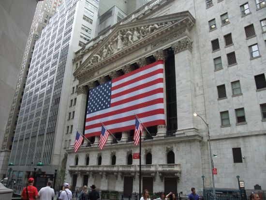 200年以来，纽交所伫立在华尔街一直作为美国资本主义的象征。自20世纪20年代起，它一直是国际金融中心，这里的股票行业的暴涨与暴跌，都会在其他资本主义国家的股票市场上产生连锁反应。