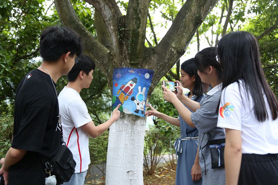 1559629904661155.jpg 6 同学们在欣赏树上画作.JPG