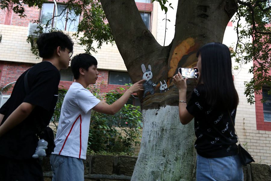 1559629890188797.jpg 5 同学们在欣赏树上画作.JPG
