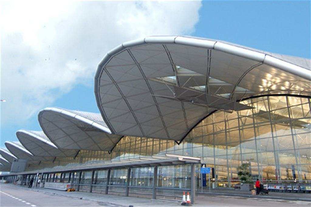 香港国际机场今日至少235个离港抵港航班显示取消