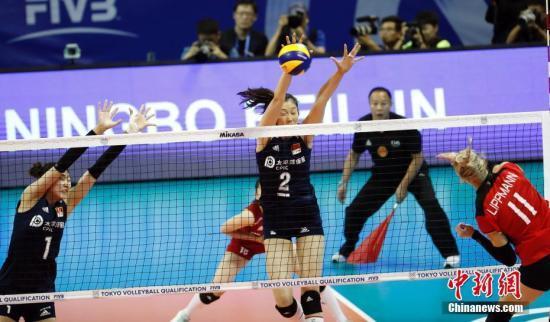 资料图:朱婷在拦网。 汤彦俊 摄