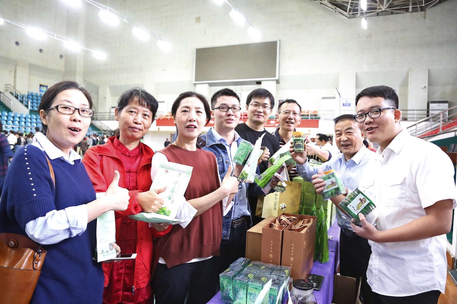 0.10月15日8时，在南铁修水县扶贫产品展销会现场，南铁职工为修水县农产品点赞。 摄影：丁波.jpg