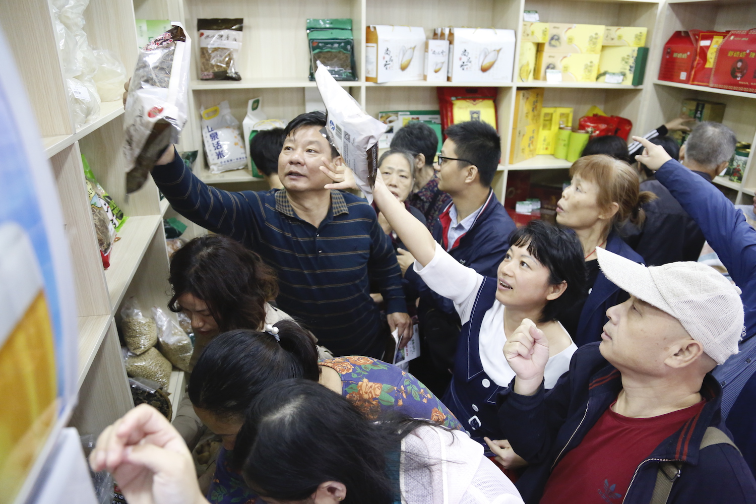 2.10月15日，中国铁路南昌局集团有限公司职工正在位于南昌市二七西街的南铁岭下村扶贫产品直销点，选购九江市修水县岭下村农产品，现场销售场面火爆。 摄影：丁波.jpg