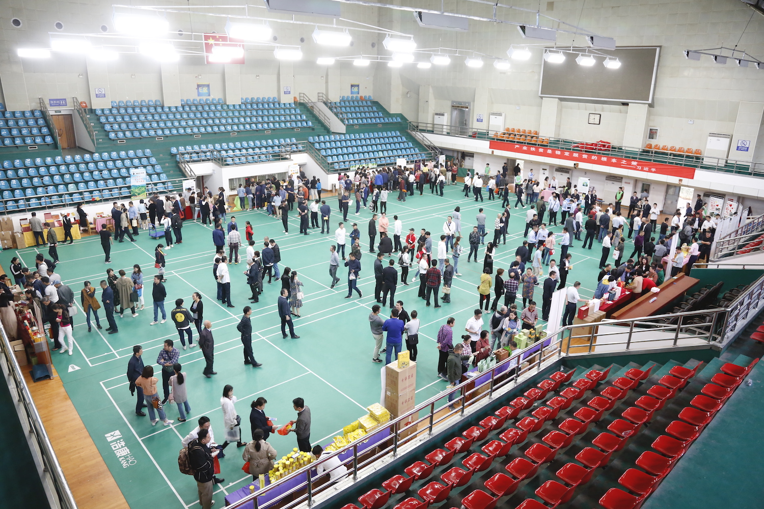 1.10月15日8时，南铁修水县扶贫产品展销会在南昌铁路工人体育馆顺利开幕，位于南昌市二七西街的南铁岭下村扶贫产品直销点也正式开业，现场销售火爆。 摄影：丁波.jpg