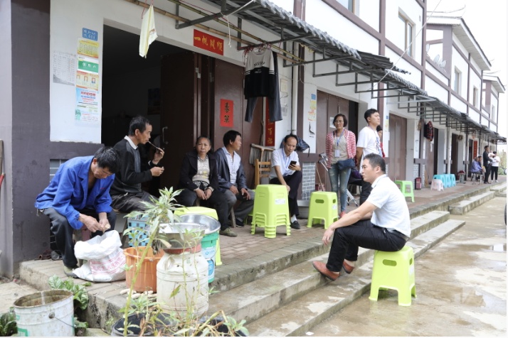 工作人员对帮忙人员进行劝返 工作人员对帮忙人员进行劝返