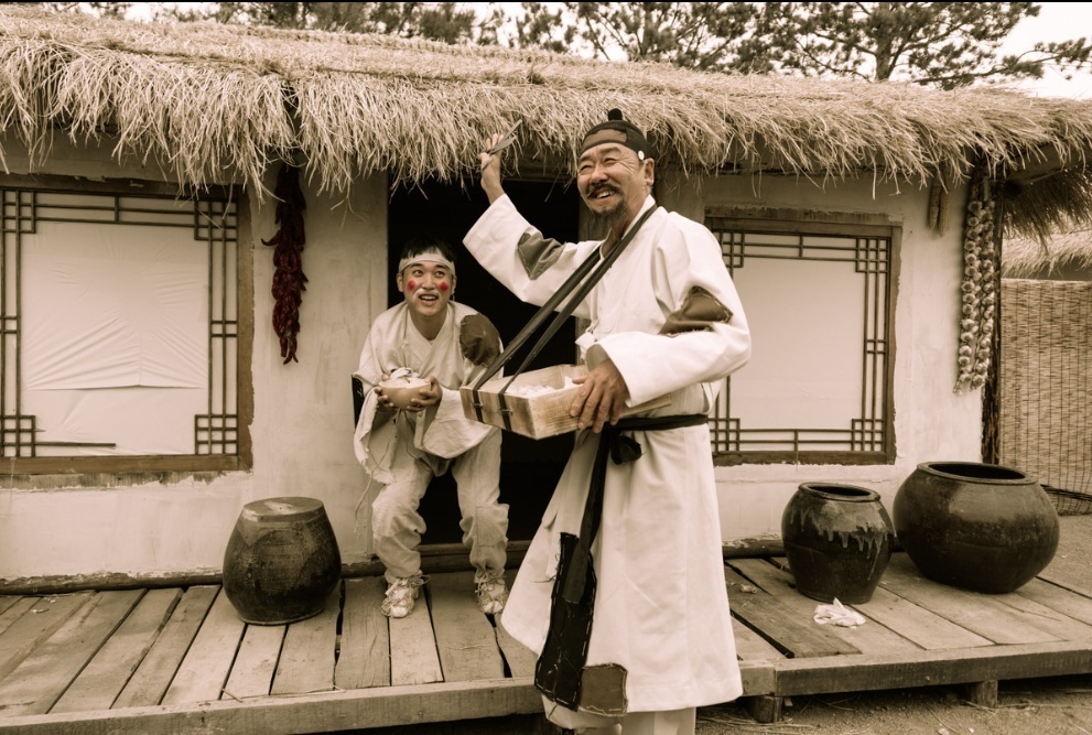 1571417356988902.png 穿着长袍的朝鲜族男性.png