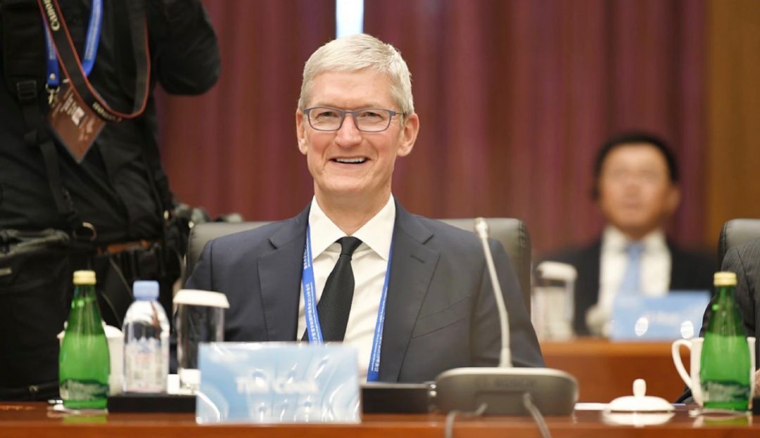 清华经管学院顾问委员会新任主席、苹果公司(Apple)首席执行官蒂姆·库克(Tim Cook)主持会议