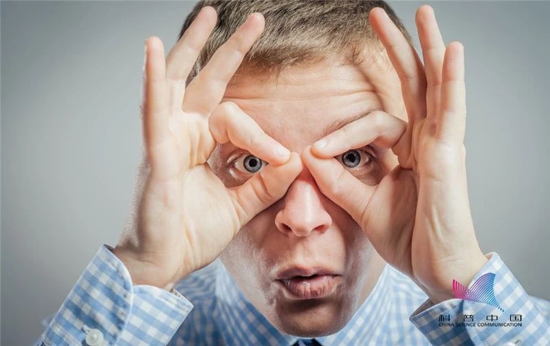 [眼中]警惕！千万别这样玩手机！一男子竟因此突然失明…