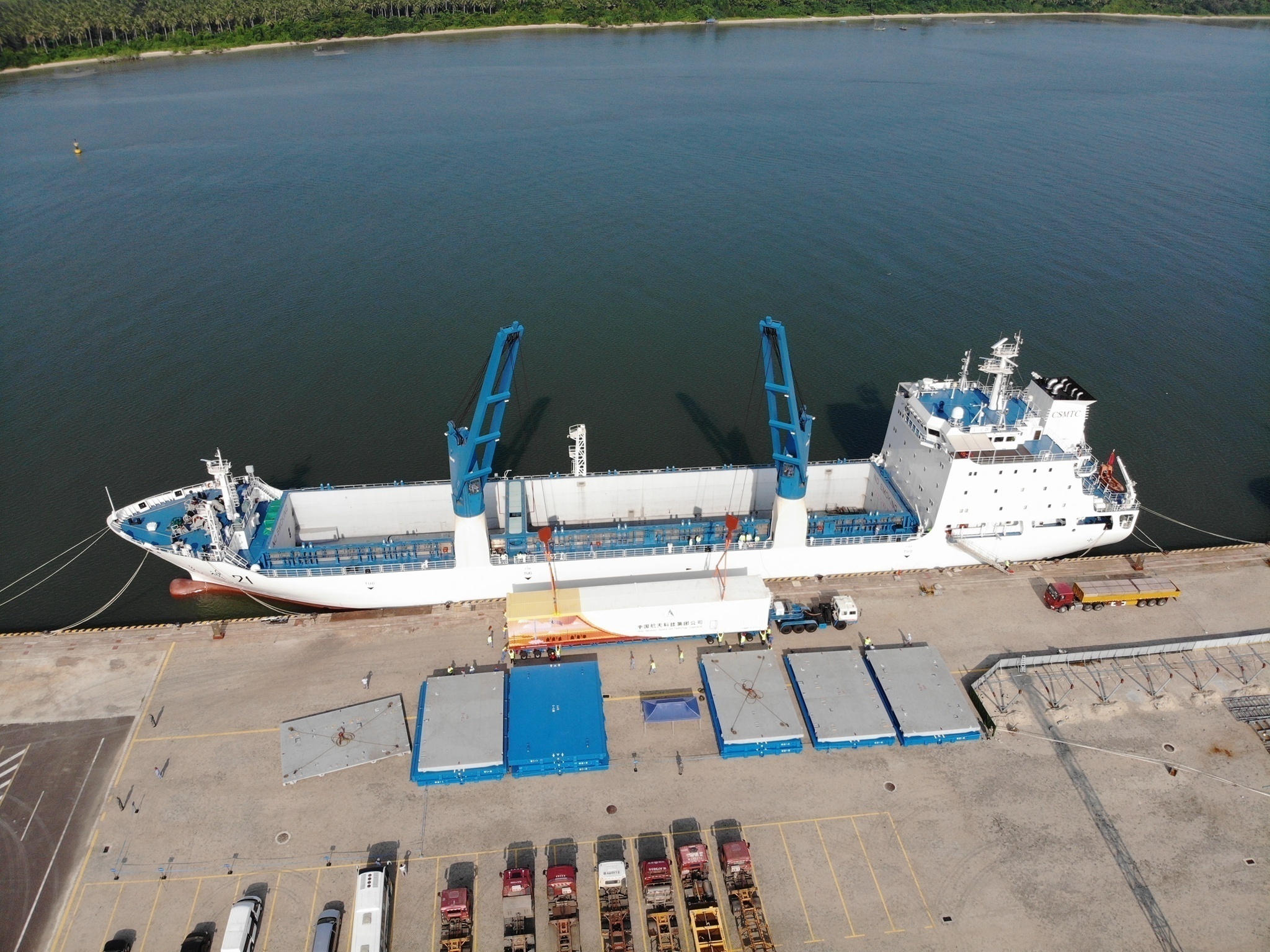 1574655897296208.jpg 吊装过程中的火箭运输船。亓创摄.jpg