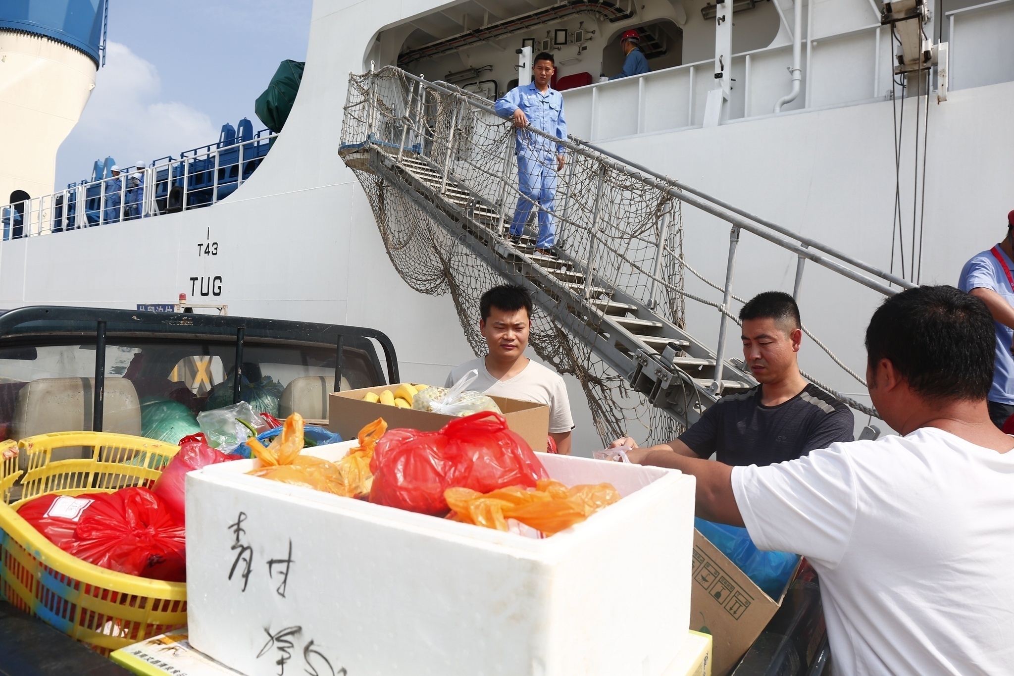 1574655971962471.jpg 火箭运输船进行补给。亓创摄.jpg