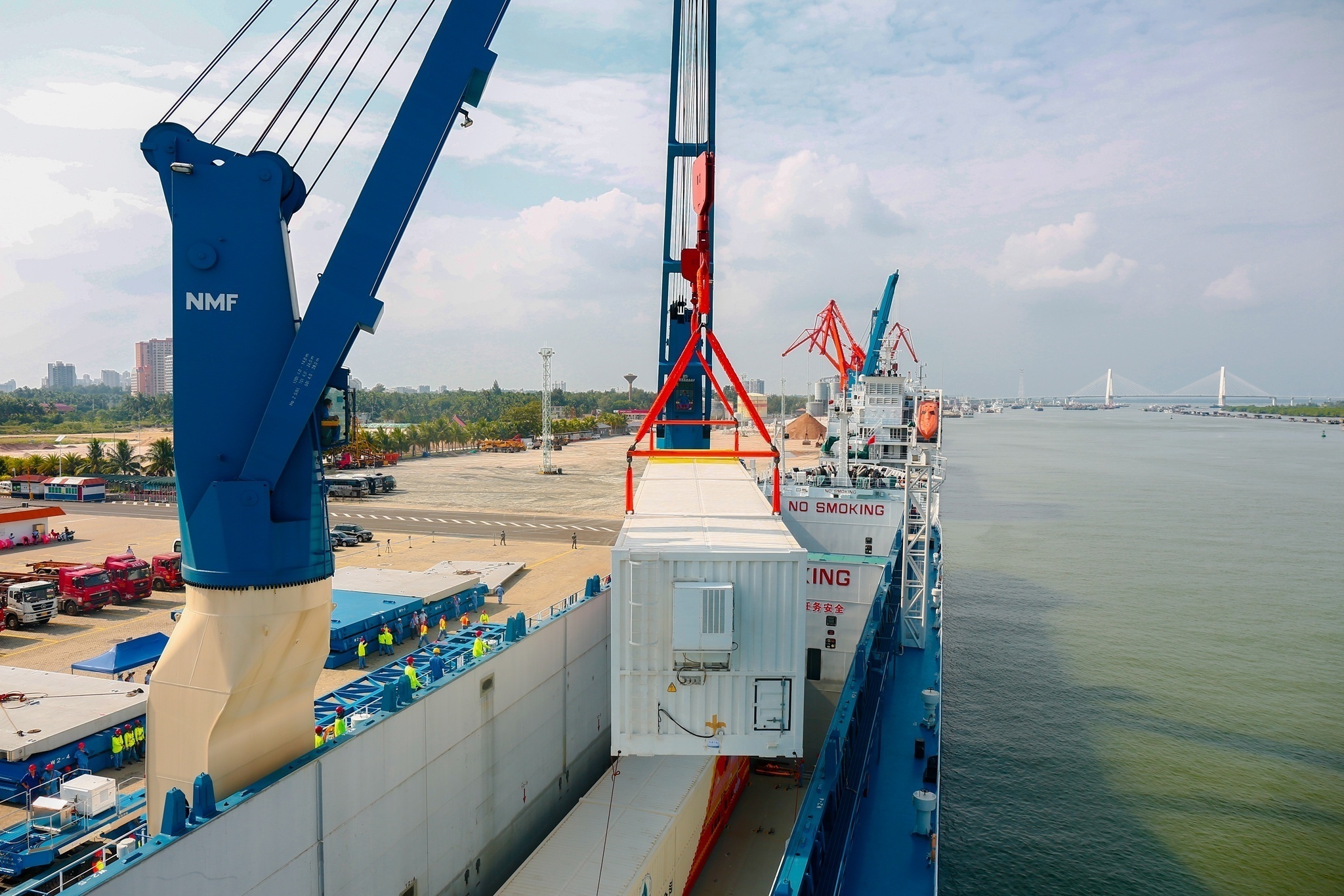 1574655998880677.jpg 集装箱吊装下船。亓创摄。.jpg