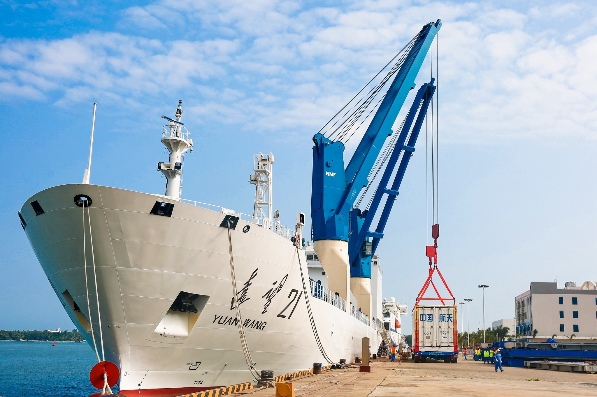 1574656021726297.jpg 集装箱稳稳落到运输车辆上。亓创摄.jpg