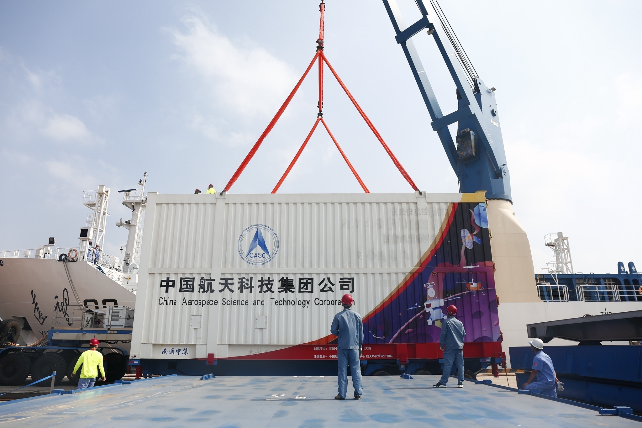 1574656044988916.jpg 科研人员进行集装箱吊装作业。亓创摄.jpg