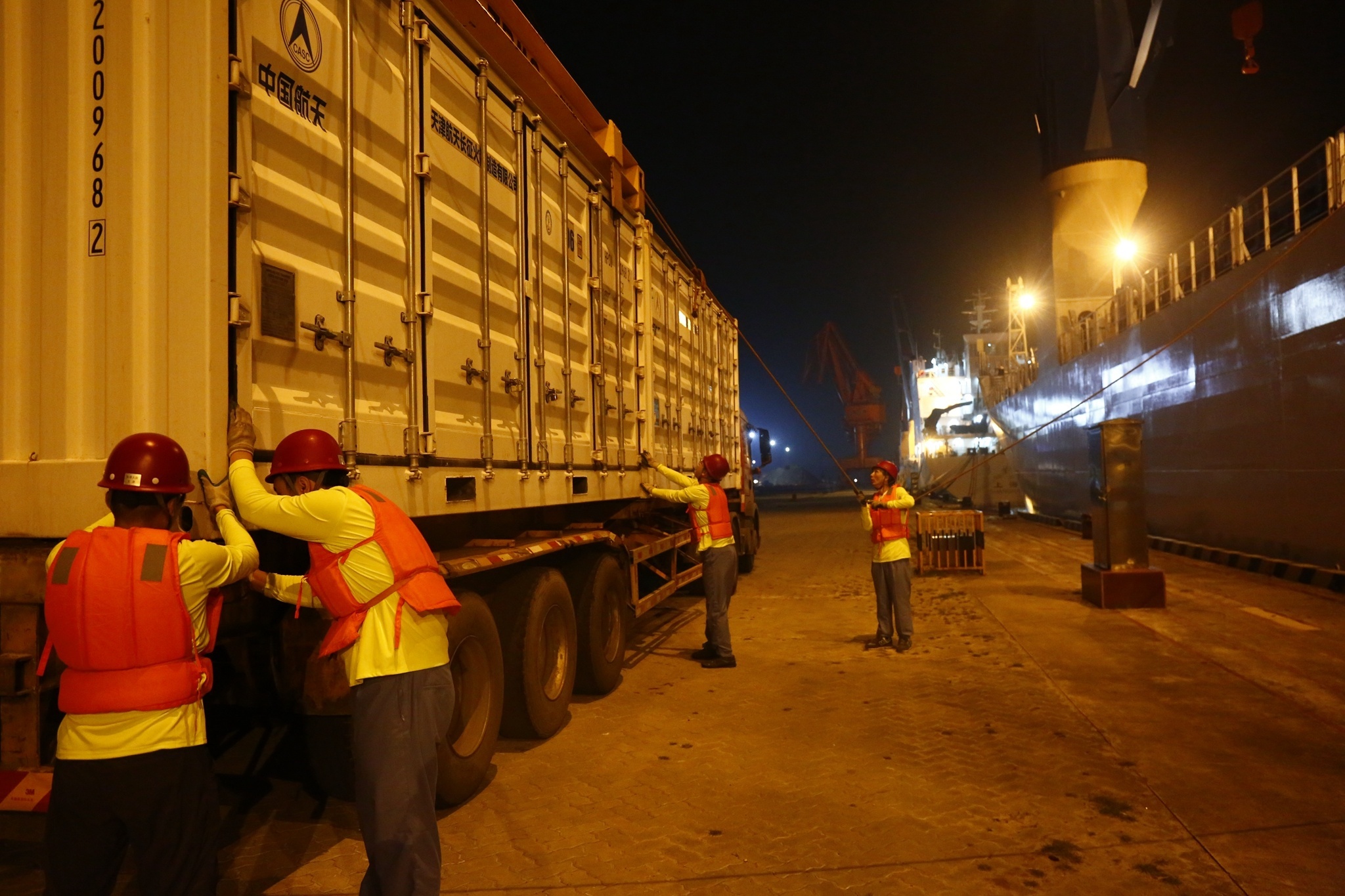 1574656066845774.jpg 科研人员夜间吊装。亓创摄。.jpg