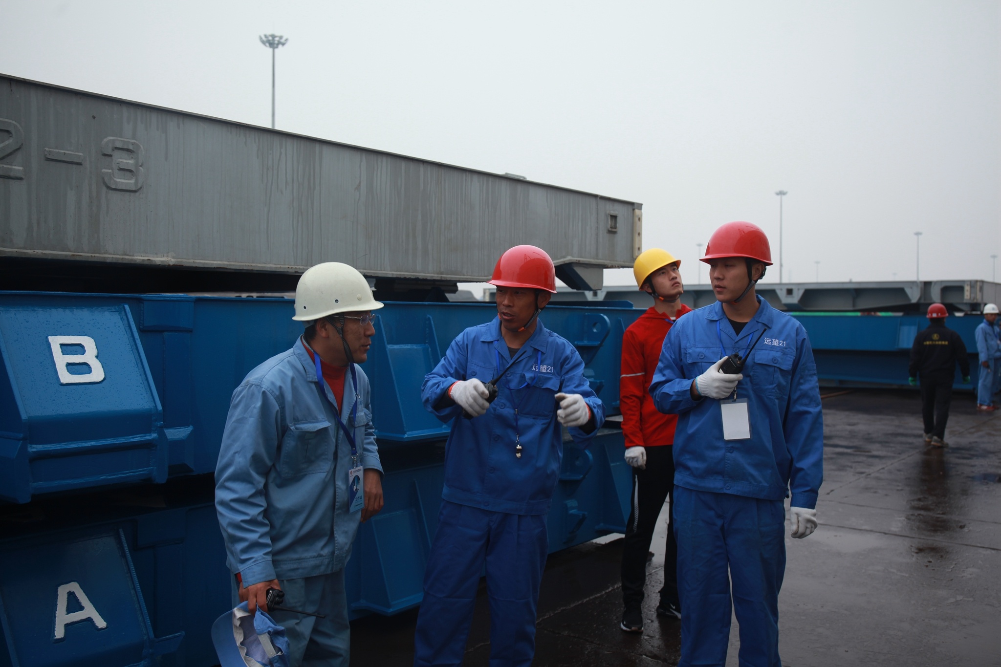 1574656092785615.jpg 在不良天气下开展吊装工作,科研人员进行技术交流。亓创摄.jpg