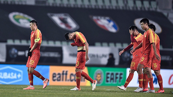 12月10日,中国男足选拔队在韩国釜山进行的东亚杯首轮赛事中,1比2输给了日本队。 12月10日,中国男足选拔队在韩国釜山进行的东亚杯首轮赛事中,1比2输给了日本队。