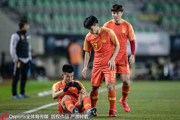 国足球员在拼抢中倒地。 国足球员在拼抢中倒地。