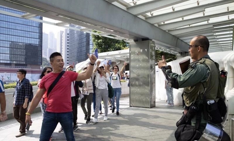 香港市民为警察竖起大拇指.JPG