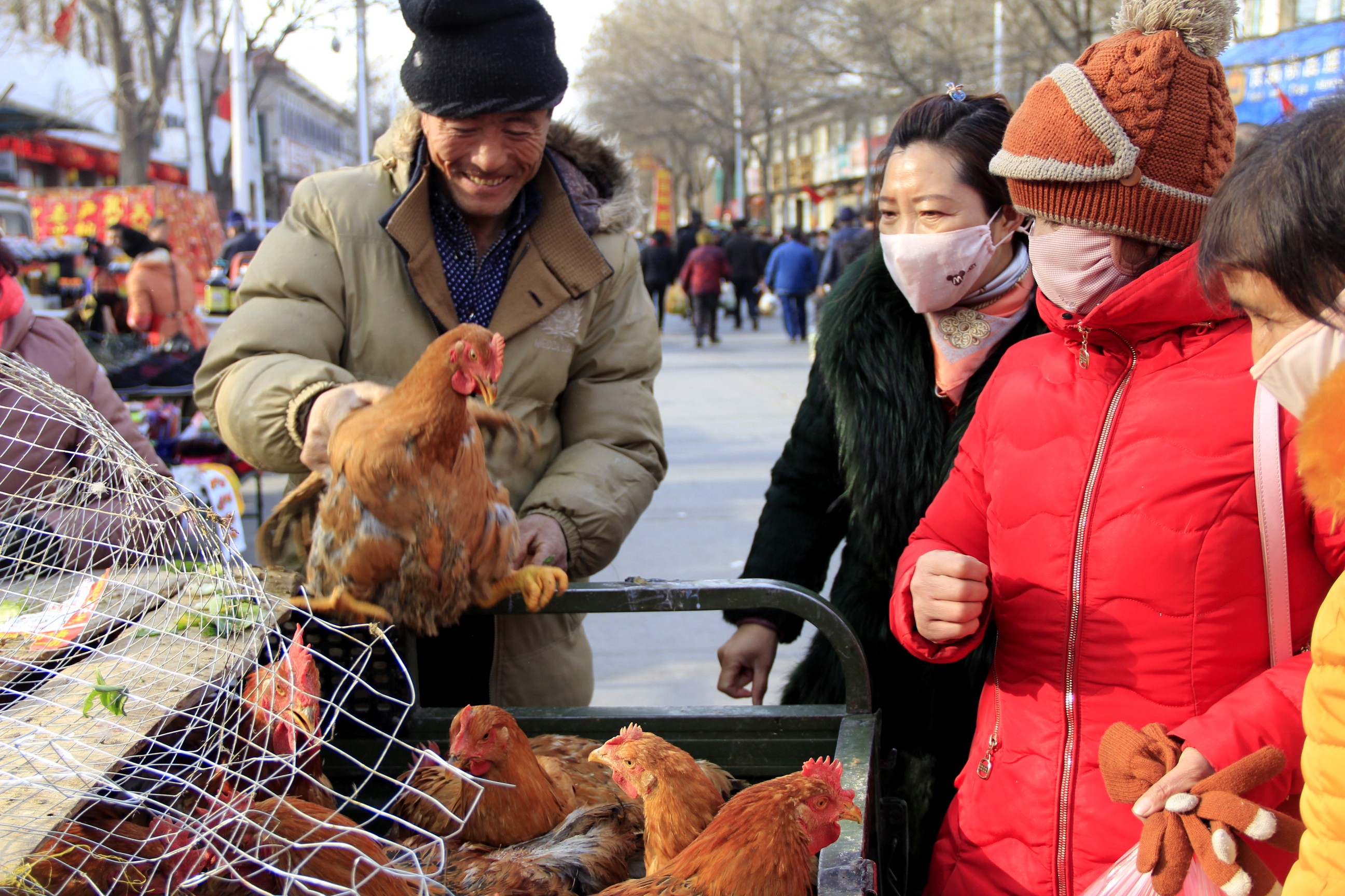 甘肃张掖:农历新年将至 群众赶集采购年货忙