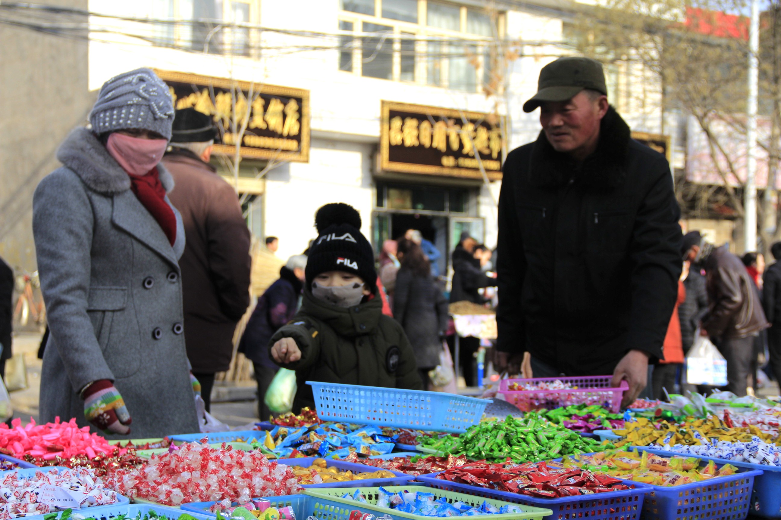 甘肃张掖:农历新年将至 群众赶集采购年货忙