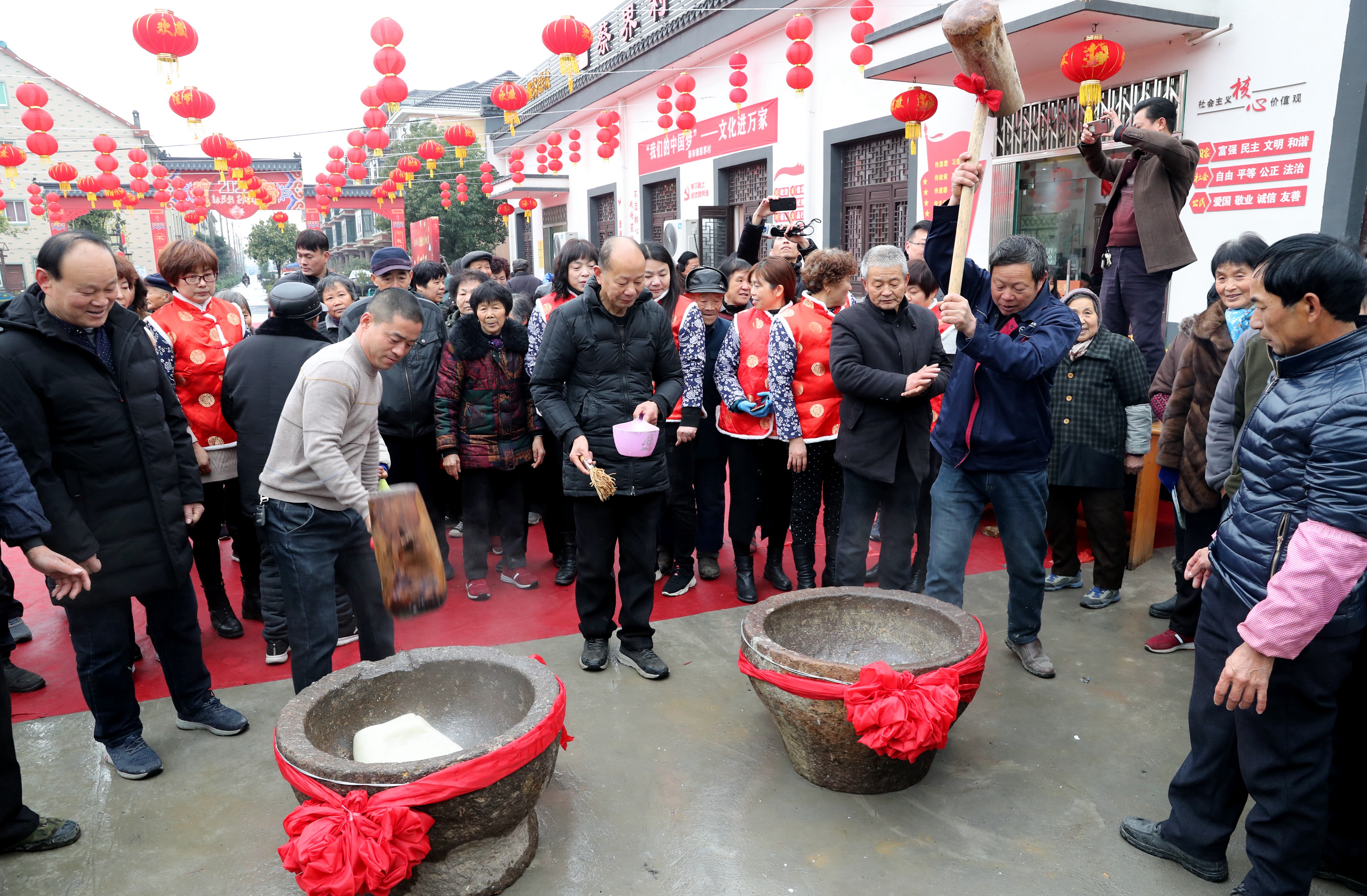 浙江省湖州市德清县新市镇蔡界村举行传统年俗迎新春活动,游客和当地