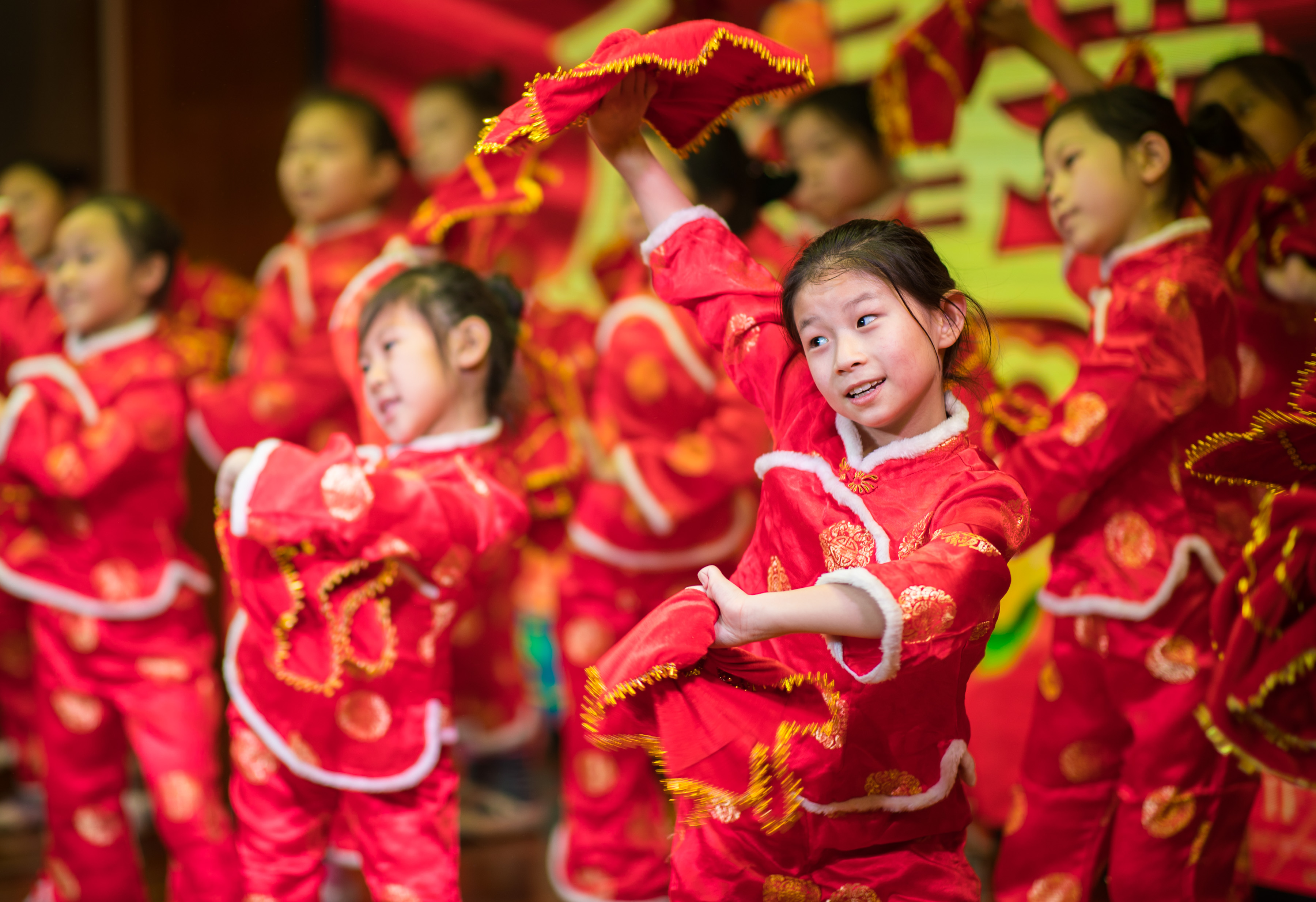 呼和浩特市玉泉区,准备登台演出的孩子们在后台练习舞蹈《喜乐中国年