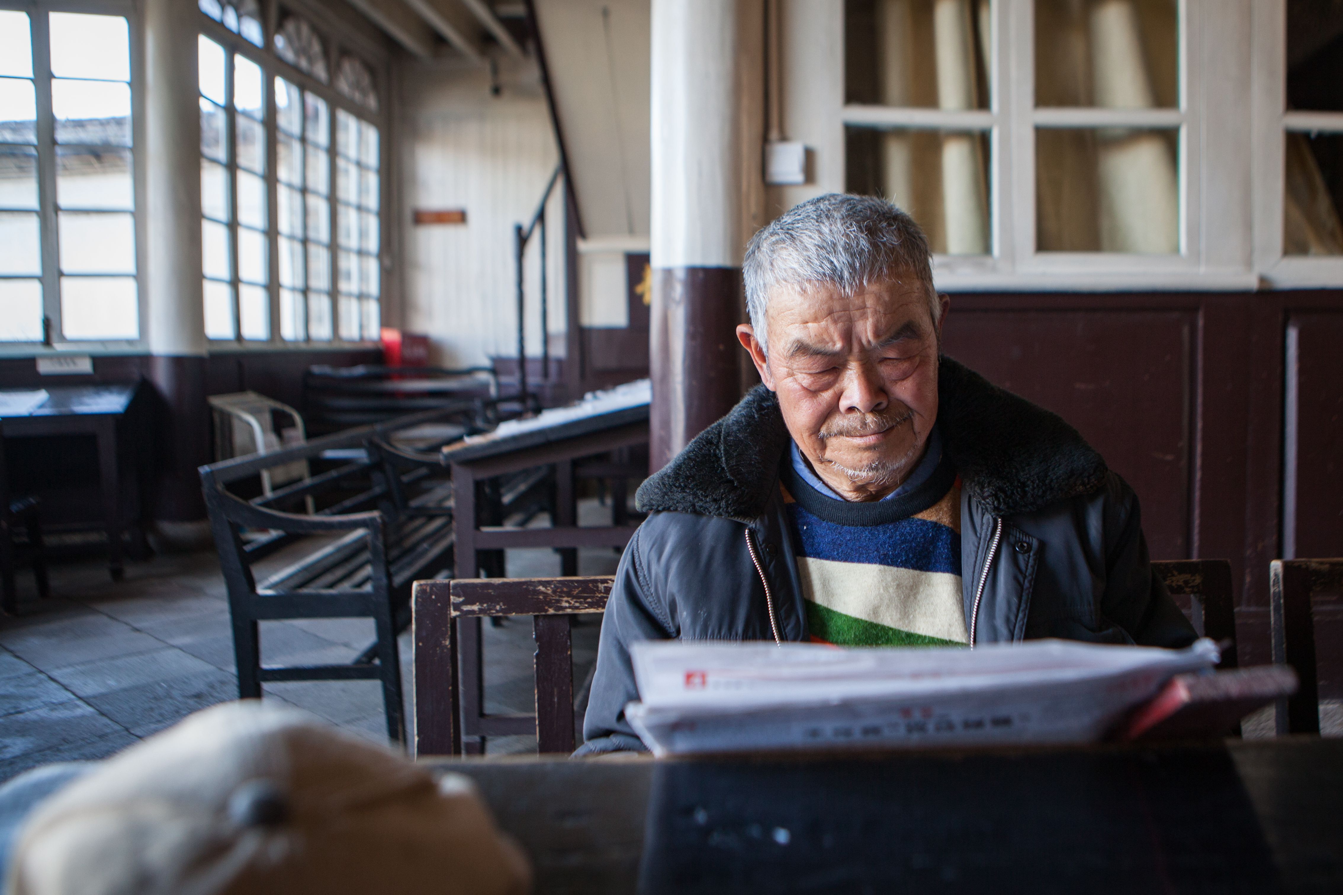 6.张生龙在图书馆读报 人民网薛丹摄_副本.jpg