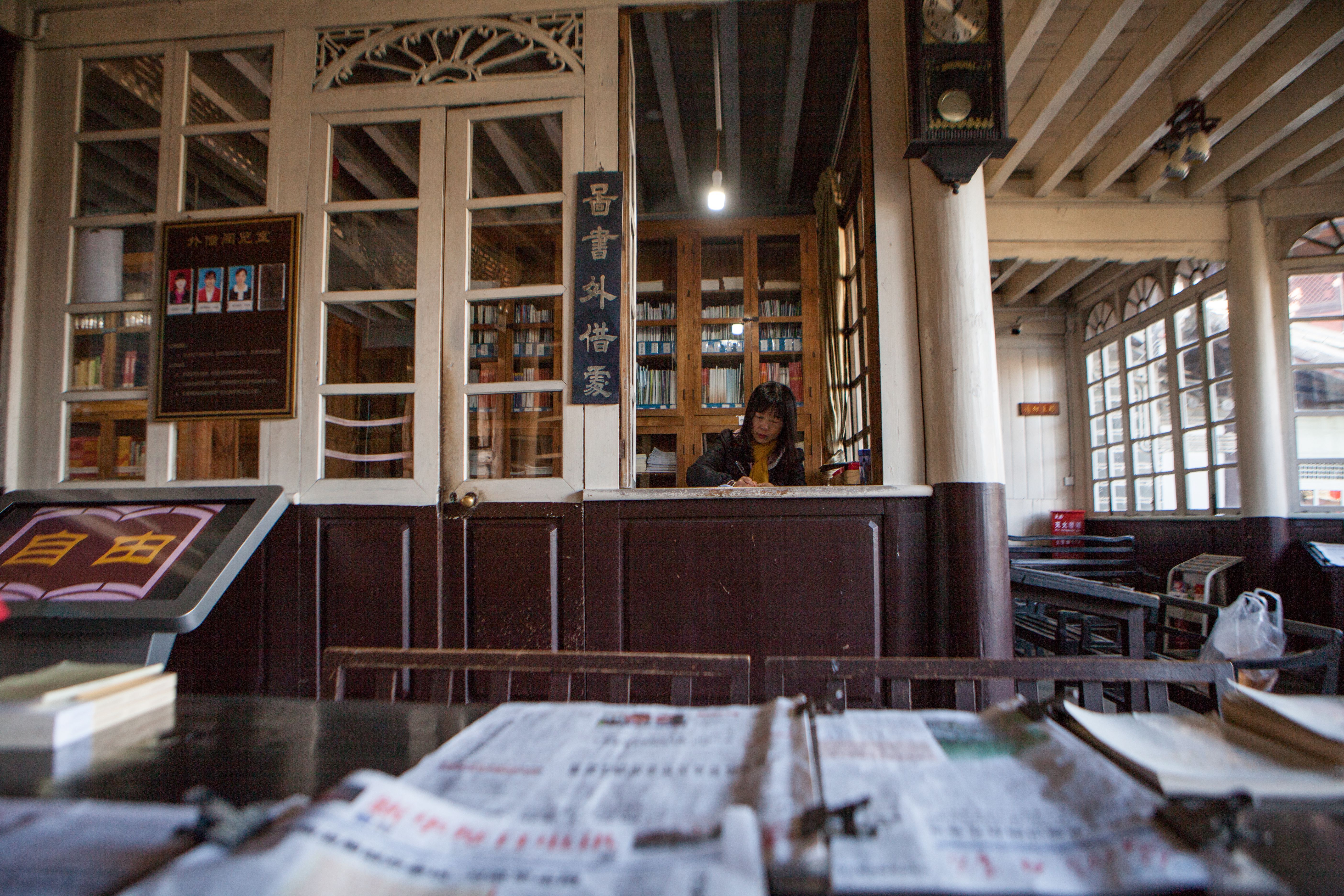 4.和顺图书馆一楼公共阅览室 人民网薛丹摄_副本.jpg