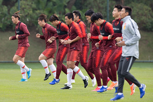 1月20日，国足球员在训练课上热身。新华社 图