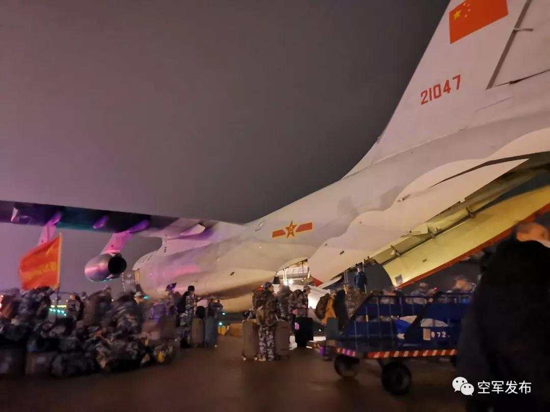 除夕午夜，3架运输机飞抵武汉，空军医疗队紧急驰援