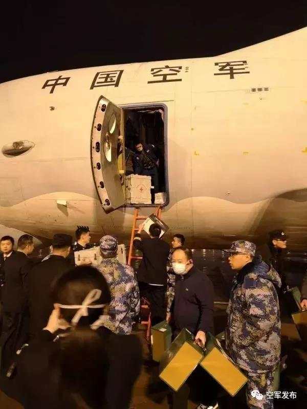 除夕午夜，3架运输机飞抵武汉，空军医疗队紧急驰援