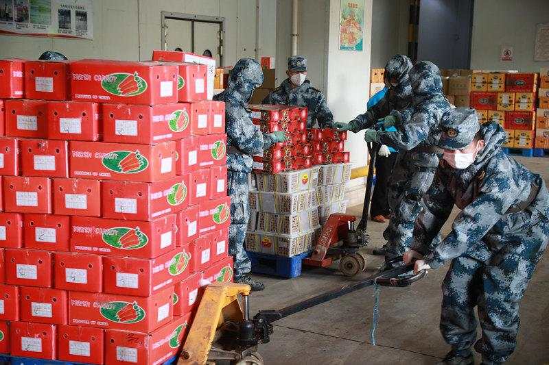 解放军驻鄂部队开始承担武汉市民生活物资配送供应任务